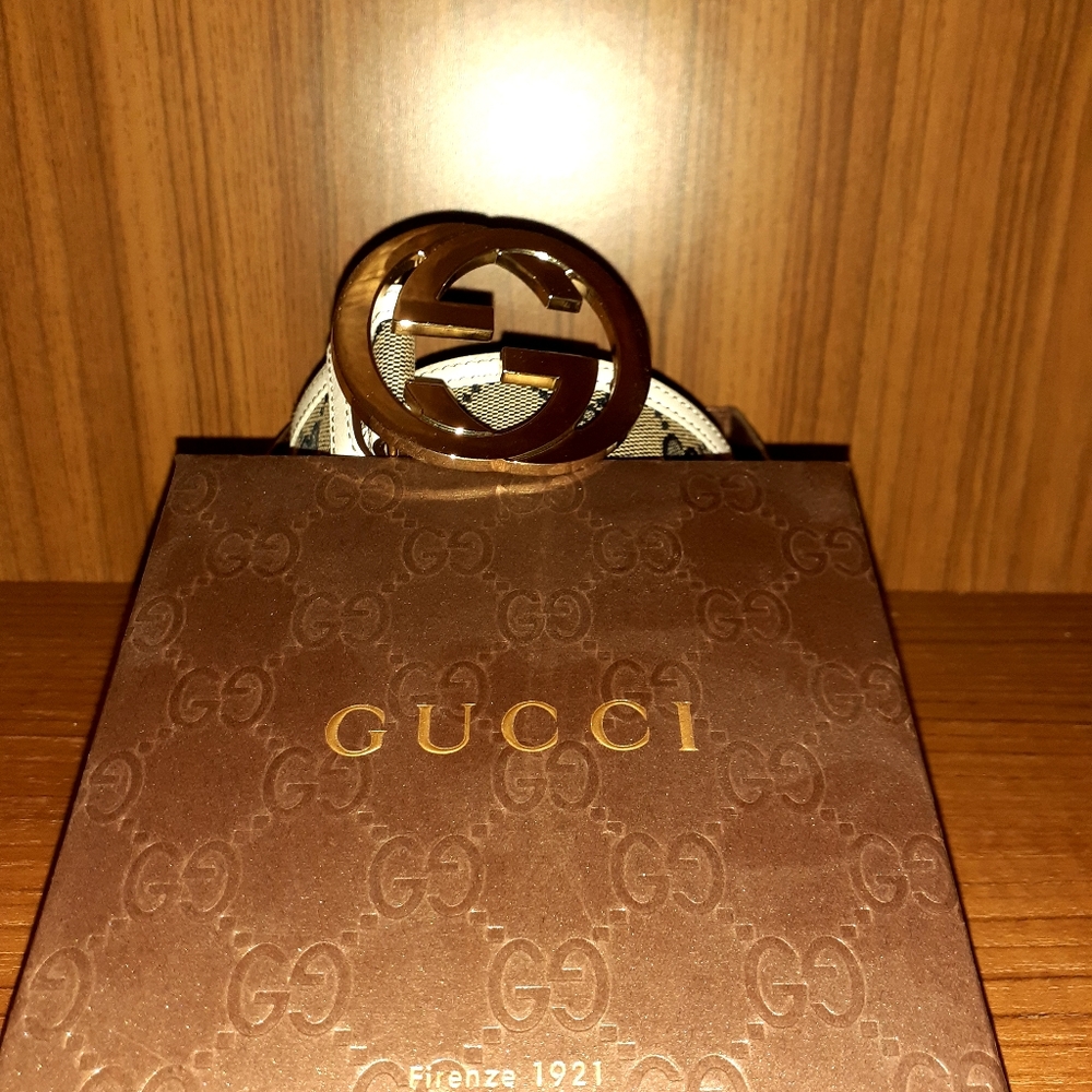 (Authentic)Older Gucci Belt|White W/Gold Buckle